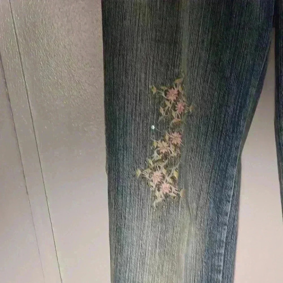 "UNION BAY" 32x29 Ladies Acid Wash Floral Embrodered Low Rise Jeans - Picture 6 of 11
